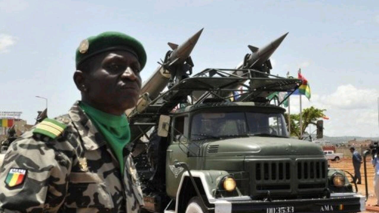 Mali sous tension : attaques simultanées et chaos sécuritaire à l’aube