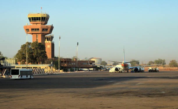 Niamey sous le feu : l’attaque contre l’aéroport Diori Hamani révèle la nouvelle audace des groupes armés