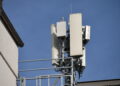 Antennes de téléphonie mobile 5G installées sur un toit