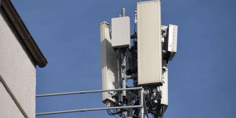 Antennes de téléphonie mobile 5G installées sur un toit