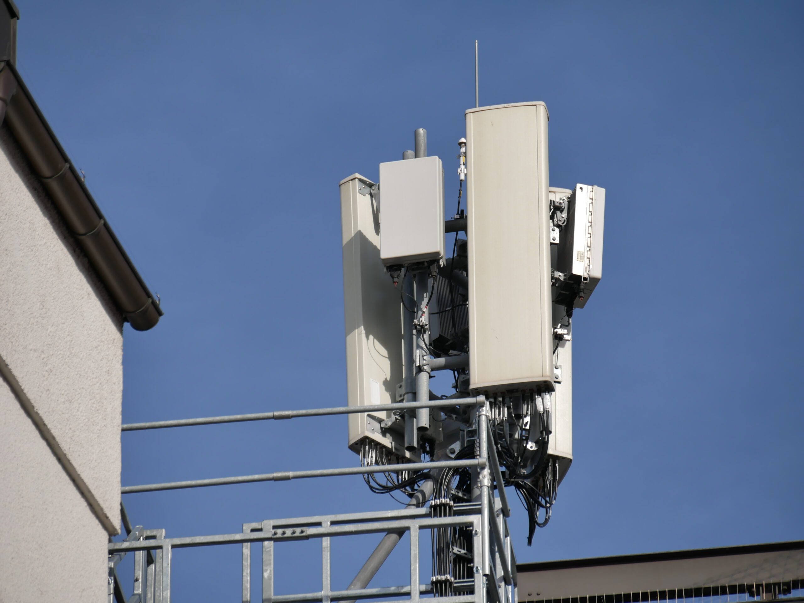Antennes de téléphonie mobile 5G installées sur un toit