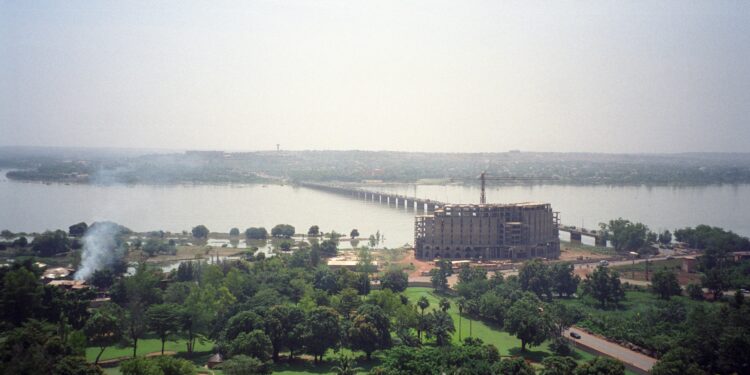 Vue de Bamako et du pont des Martyrs sur le fleuve Niger