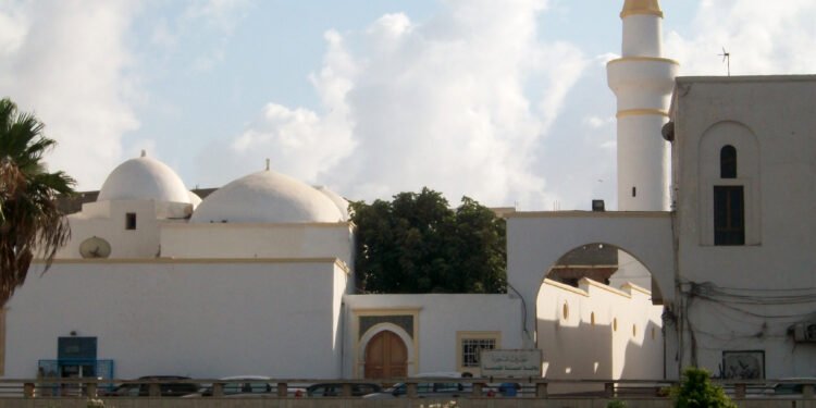La mosquée Dragut à Tripoli, en bord de Méditerranée, Libye