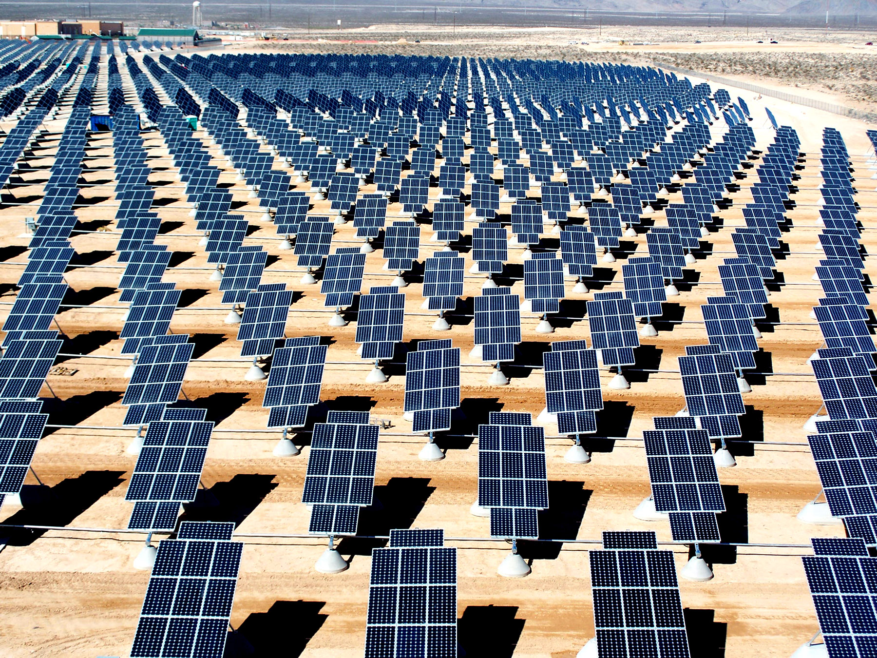 Rangées de panneaux solaires photovoltaïques dans une centrale au sol