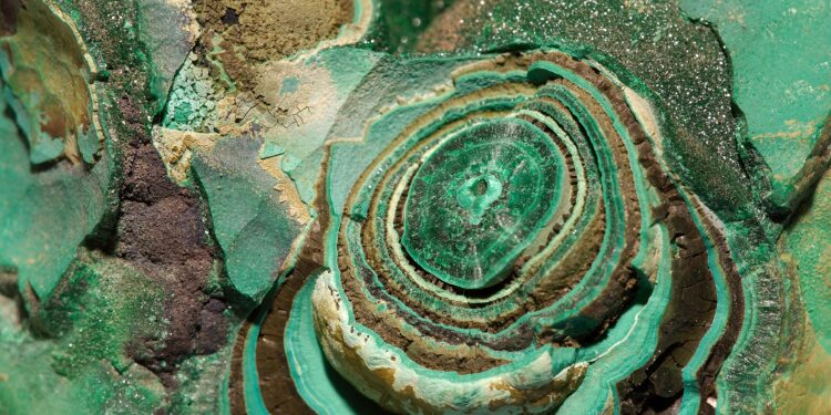 Échantillon de malachite, minerai de cuivre de couleur verte