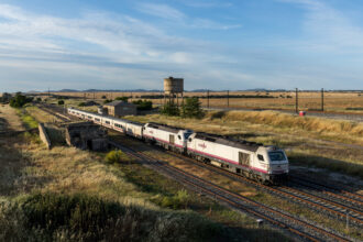 Train de la compagnie ferroviaire publique espagnole Renfe circulant en Espagne