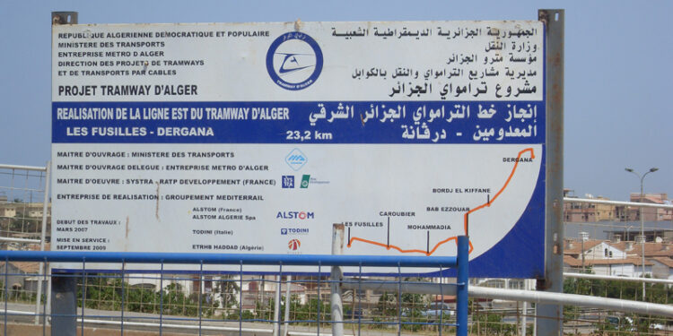 Travaux de pose de voies ferrées sur un chantier à Alger