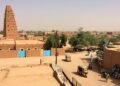 La Grande Mosquée d'Agadez et la vieille ville, dans le nord du Niger
