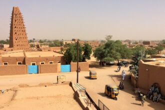 La Grande Mosquée d'Agadez et la vieille ville, dans le nord du Niger