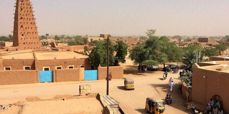 La Grande Mosquée d'Agadez et la vieille ville, dans le nord du Niger