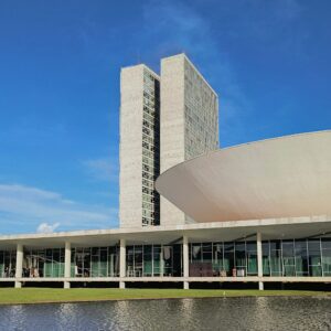 Brésil : Lula et Flávio Bolsonaro jouent la présidence dans un second tour indécis