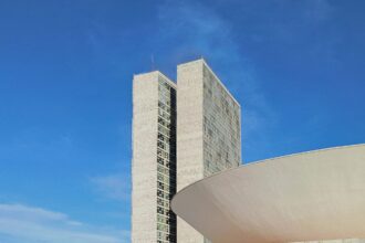 Le Congrès national du Brésil à Brasília, avec ses deux tours et ses coupoles