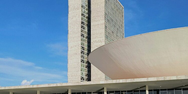 Le Congrès national du Brésil à Brasília, avec ses deux tours et ses coupoles