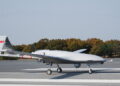 Un drone armé Bayraktar TB2 sur une piste