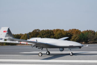 Un drone armé Bayraktar TB2 sur une piste