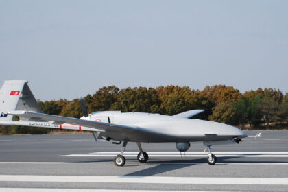 Un drone armé Bayraktar TB2 sur une piste