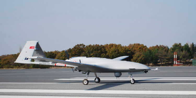 Un drone armé Bayraktar TB2 sur une piste