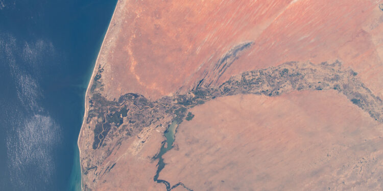 Vue satellite de la vallée du fleuve Sénégal, frontière entre la Mauritanie et le Sénégal, avec le lac de Guiers