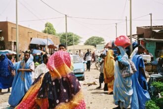Scène de rue et commerces aux abords du marché couvert de Nouakchott, en Mauritanie