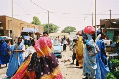 Scène de rue et commerces aux abords du marché couvert de Nouakchott, en Mauritanie