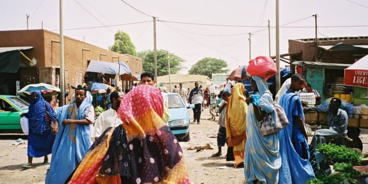 Scène de rue et commerces aux abords du marché couvert de Nouakchott, en Mauritanie