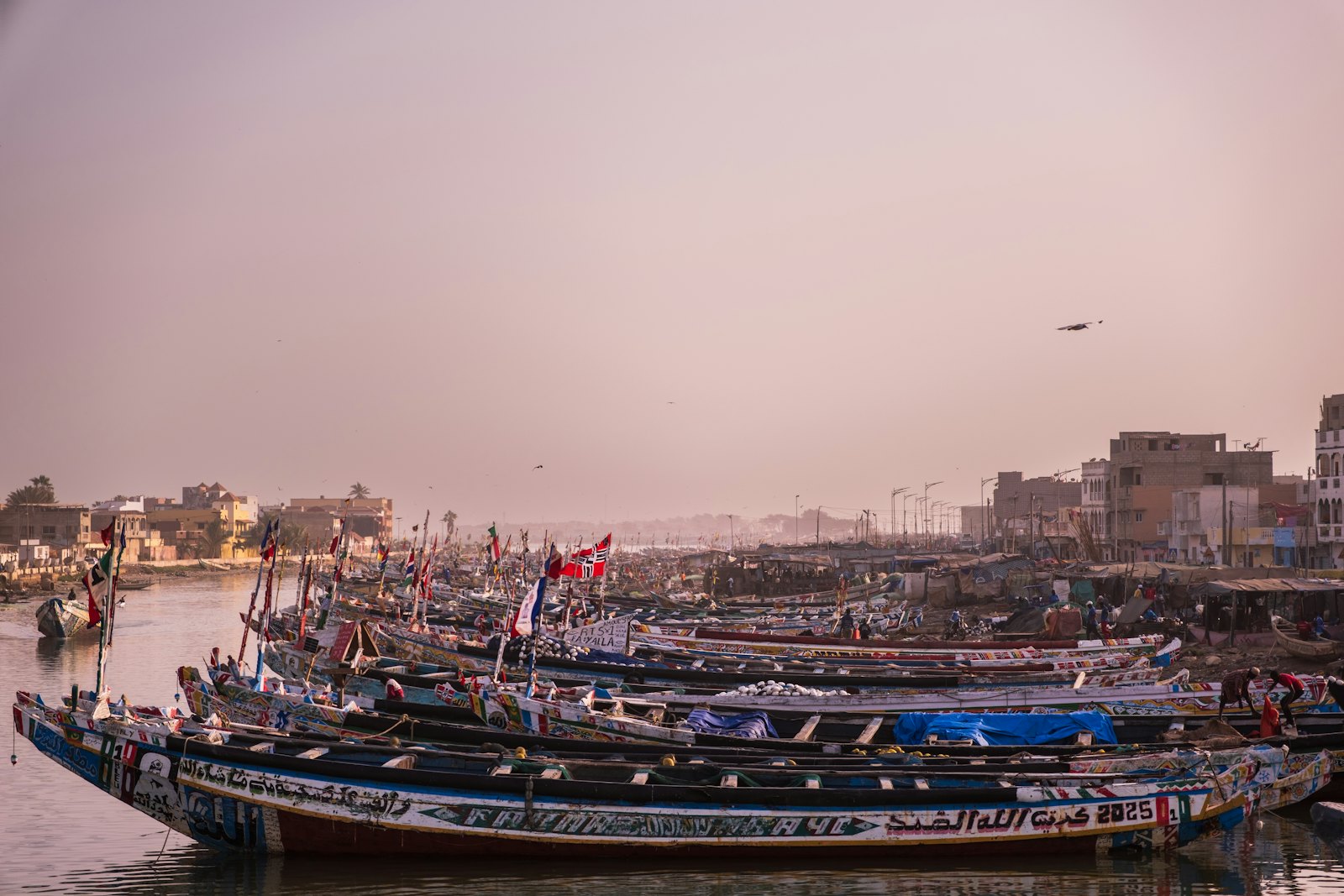 Migration : les garde-côtes mauritaniens interceptent une pirogue partie de Gambie avec 204 personnes à bord