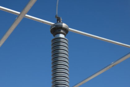 Transformateur de tension dans un poste électrique haute tension