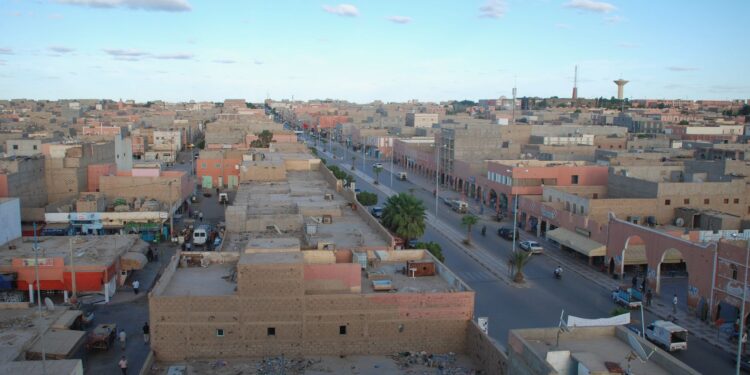 Vue sur une artère principale de Smara, au Sahara occidental
