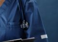 Stéthoscope posé sur l'épaule d'un professionnel de santé en blouse
